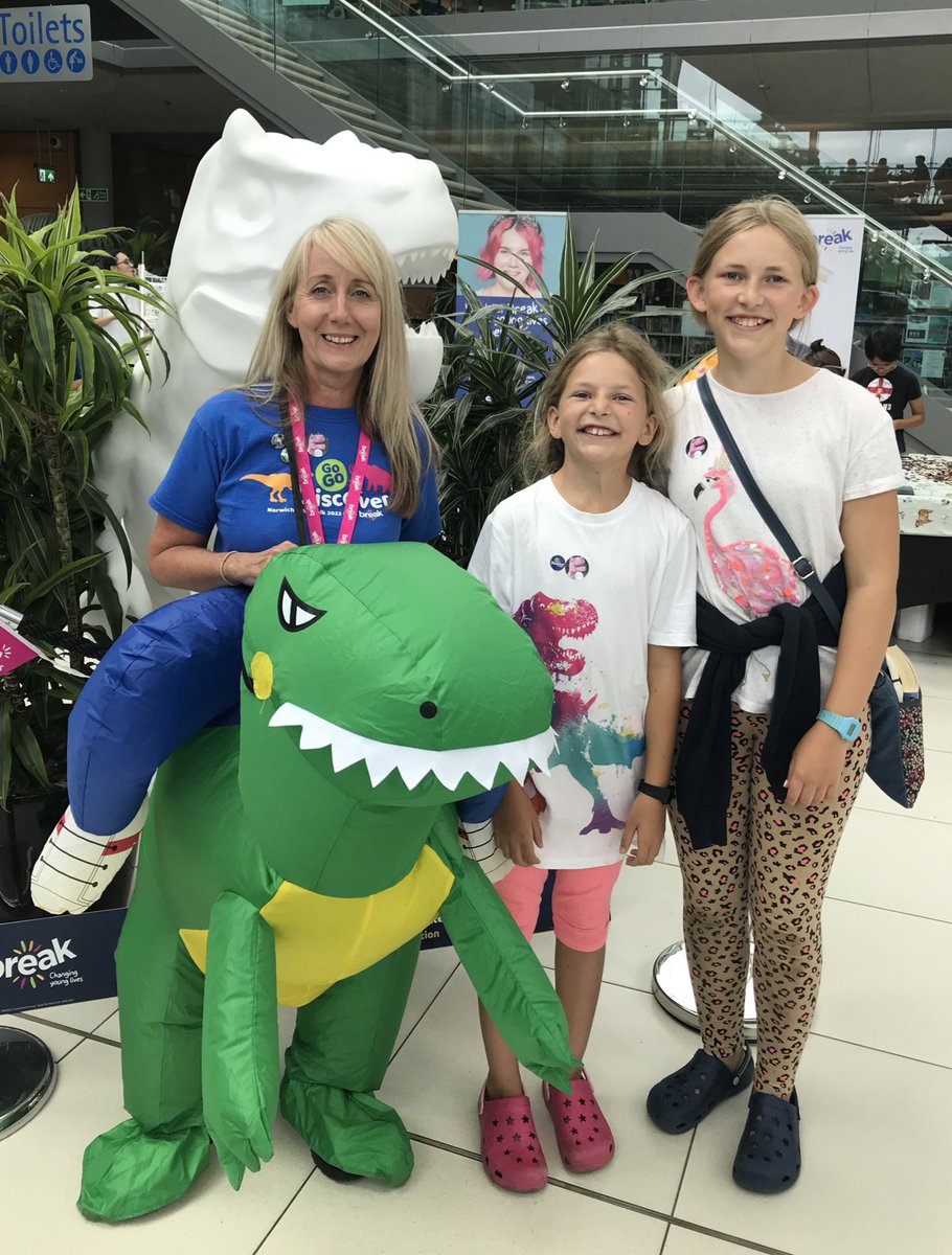 What a week! We started Thursday’s leg of the @GoGoDiscover22 trail at Doctorsaurus then met her artist <a href="/Hilsanderson/">Hilary Sanderson</a> on Saturday. 

#CPLHeroes #GoGoDiscover 
Sponsored by @ContractP