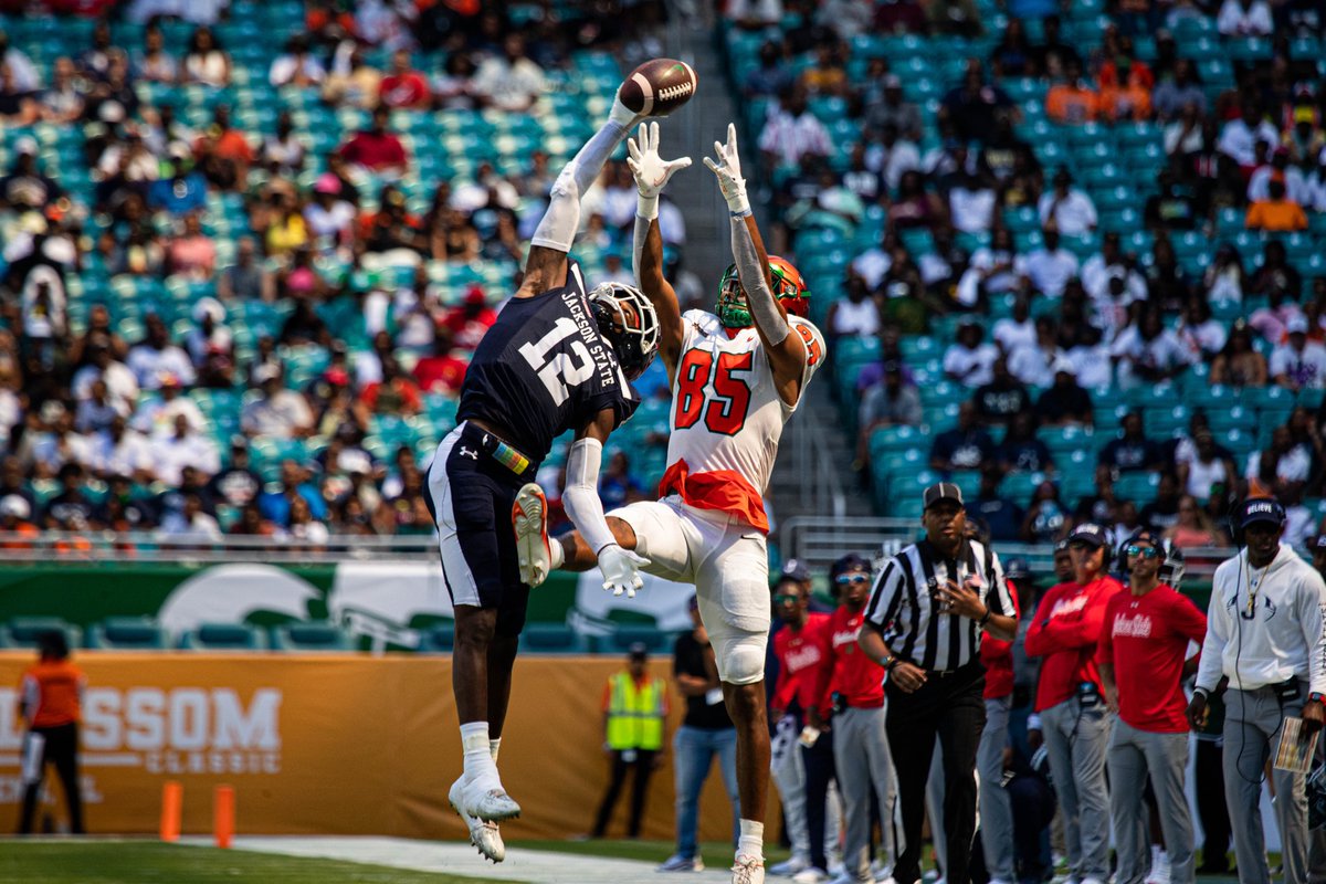 alanoparra's tweet photo. Travis Hunter, #1, recruit in the nation last year, is making his debut for Coach Prime as @GoJSUTigersFB takes on @FAMU_FB. Future first rounder?
#CollegeFootball

📸 @Andrew_Ivins https://t.co/SbOqwyyWVF