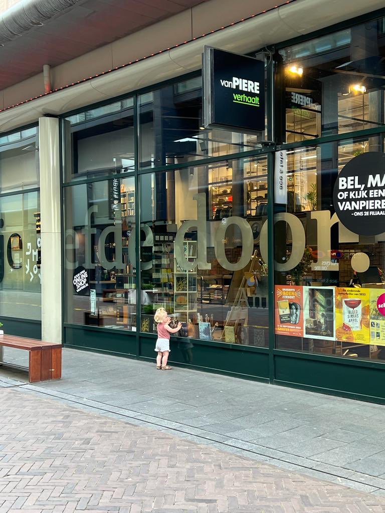 Mijn kleindochter weet waar ze moet zijn ⁦<a href="/VanPiere_Ehv/">Boekhandel van Piere</a>⁩