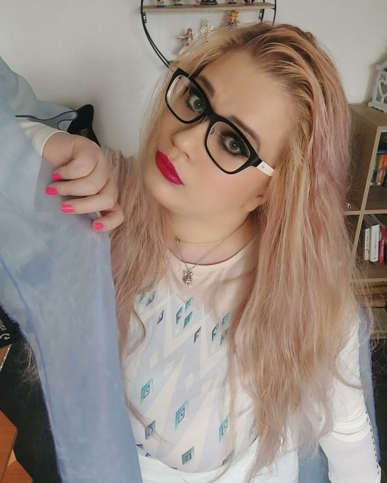 Let it go! #elsa #frozen #frozen2 #frozencosplay #cosplayer #egirl #gamergirl https://t.co/HO7nziMPK<a href="/tag/elsa"class="tags">#elsa</a><a href="/tag/frozen"class="tags">#frozen</a><a href="/tag/frozen2"class="tags">#frozen2</a><a href="/tag/frozencosplay"class="tags">#frozencosplay</a><a href="/tag/cosplayer"class="tags"><span>#cosplayer</span></a><a href="/tag/gamergirl"class="tags"><span>#gamergirl</span></a><a href="/tag/egirl"class="tags"><span>#egirl</span></a>