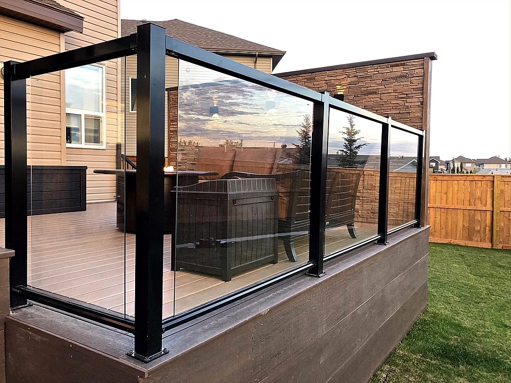 WallTheory's tweet image. Love the use of our faux stone panels here to create a privacy wall on a deck! All our Quality Stone faux stone panels can be used outdoors, so get creative!