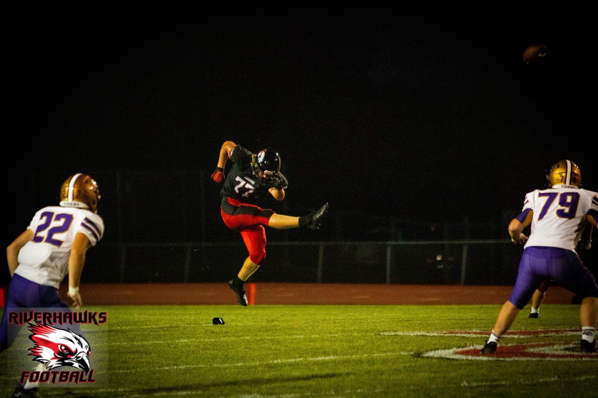 BLeeV77's tweet image. #touchback @MCmohawkFB #riverhawks