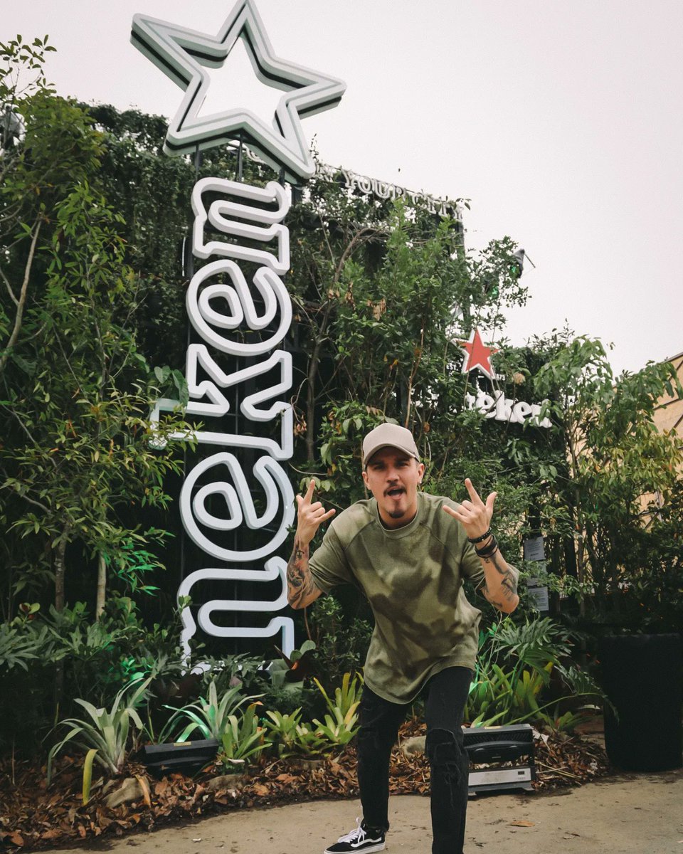 multishow's tweet photo. Uma vista é uma vista. 😮‍💨 O @Christian_fig visitou o lounge da @heinekenbr e mandou pra gente essa foto. Nós estamos como: 😍🤩 
#GreenYourCity #RockYourCity #Publicidade #AprecieComModeração #ProdutoDestinadoaAdultos https://t.co/jvYqAIvfBL