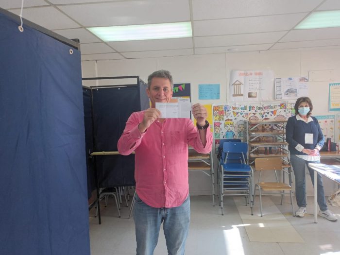 elmostrador's tweet photo. Otra más de Gonzalo de la Carrera: incumple normativa y exhibe foto con su voto marcado https://t.co/V035ZJZ1Sx https://t.co/ruzlfdI2lC