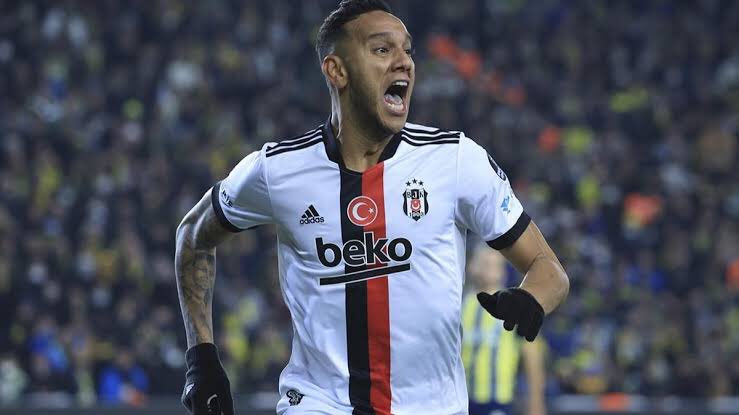 elcapitanojk's tweet photo. josef de souza.. penaltıyı söktü aldı. saha içinde rosieri kaostan çekti çıkardı. maç sonu weghorst sanki evladıymış önüne atladı korudu. vallahi billahi benim saygım sana sonsuz kaptan dediğin budur.. https://t.co/iKa2sn5xg8