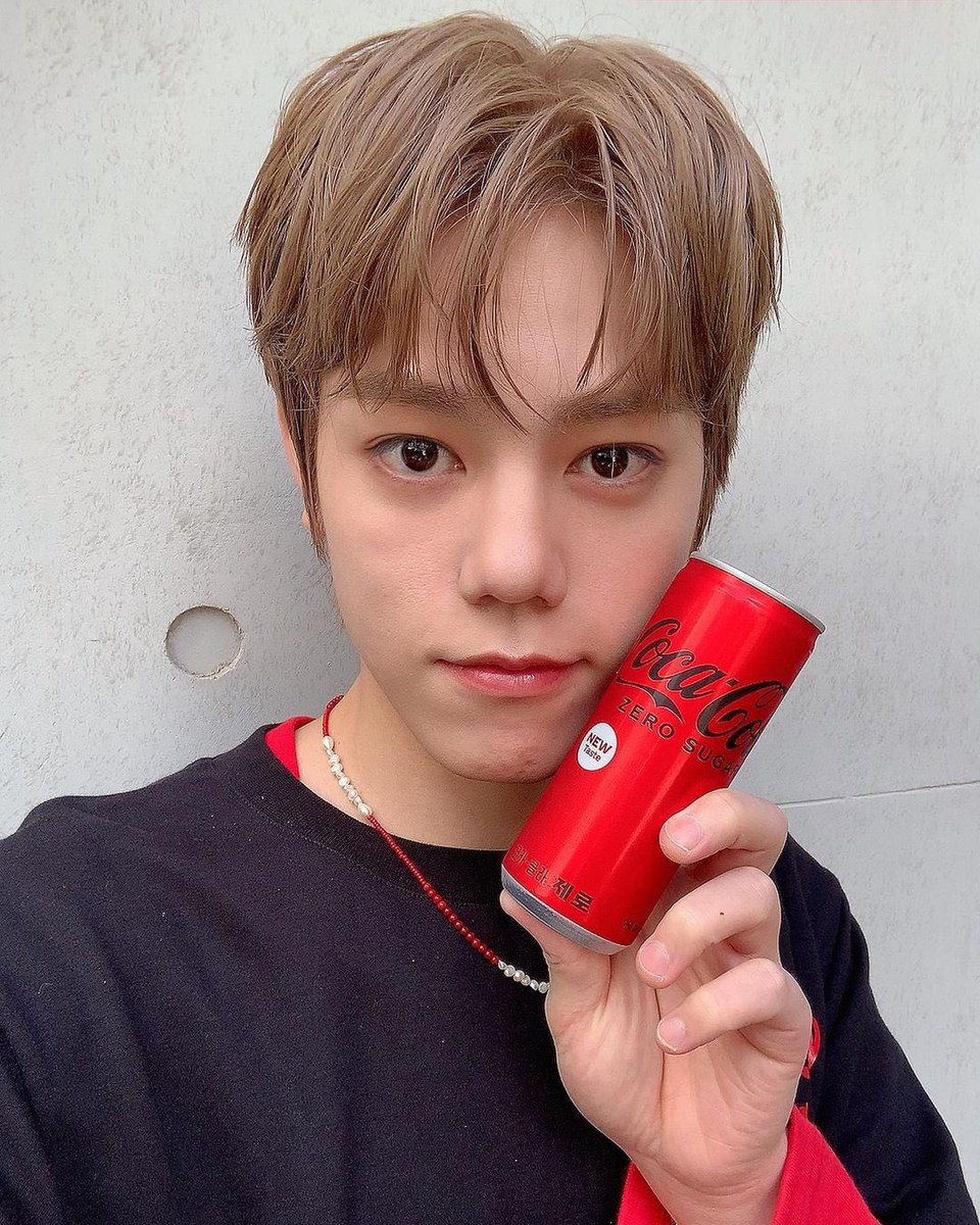 NflyingBE's tweet photo. (2) 
-> Chahun à laisse un commentaire sous sa photo 

🇧🇪 J’ai acheté un coca zéro car ça allait super bien avec ma tenu noir et rouge ! 😻

——
Traduction : nflying Belgique https://t.co/af3j0JUOWU
