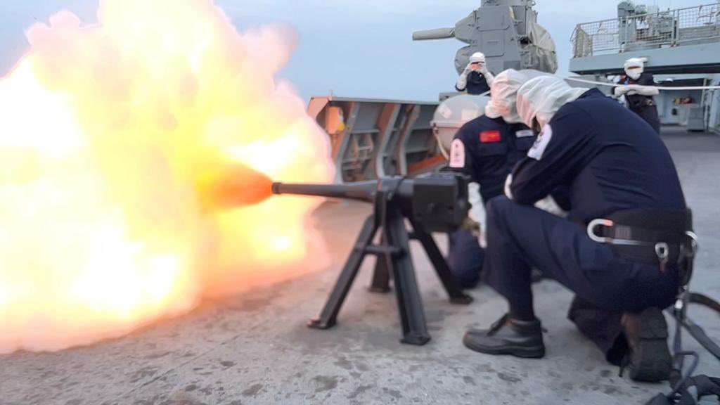 @HMSDuncan is back with a bang, celebrating her return to sea with a saluting gun broadside. #Fighting45s