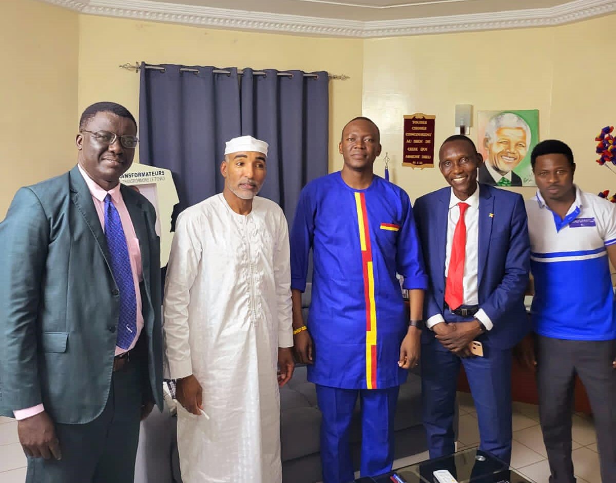 ndobyfils's tweet photo. Au 4e jour du blocus de la Police au QG des @TransTchad, le ministre d'Etat, conseiller à la Présidence de la République, Abakar Manany a fait le déplacement pour rencontrer @Succes_MASRA. Des leaders religieux y sont de la partie aussi #Tchad #Adjib https://t.co/6nVnIvRiIe
