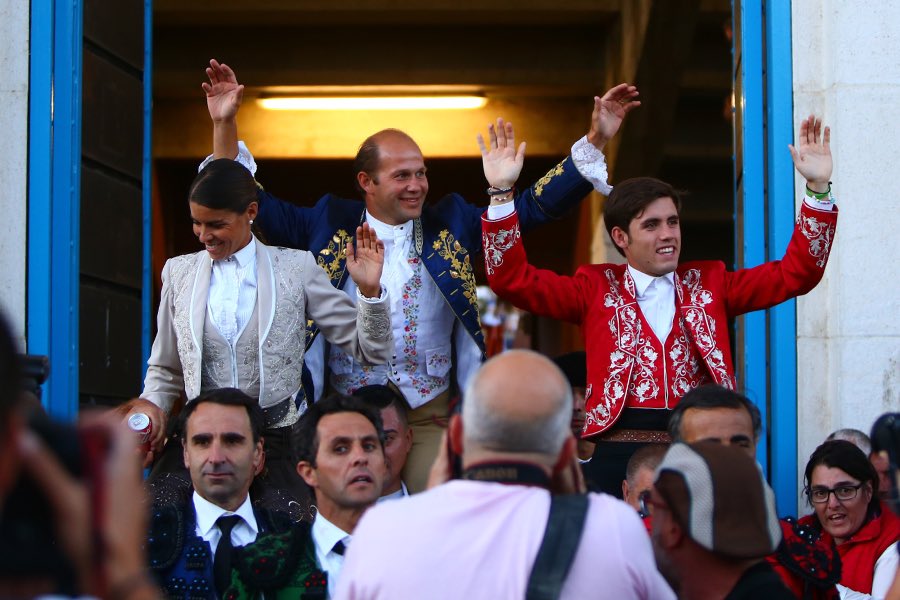 [🗞] La 𝗥𝗘𝗦𝗘𝗡̃𝗔 y la 𝗚𝗔𝗟𝗘𝗥𝗜́𝗔 de la quinta de San Antolín. ¡Cierre triunfal con la de rejones!

👉 Guillermo Hermoso de Mendoza, cuatro orejas y rabo, a hombros con Lea Vicens y Joao Ribeiro Telles.
🔗 plazadepalencia.es/cierre-triunfa…