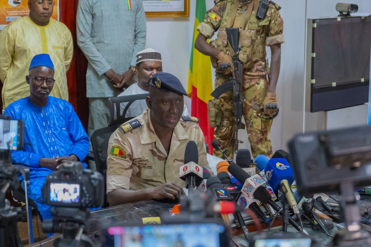 Diouara25's tweet photo. #MRPCN #le Ministre de la reconciliation national lancement destravaux de la commission d’organisation de la #semaine_nationale_de_la_réconciliation par le Ministre #Wague https://t.co/dvKcVlEdp9