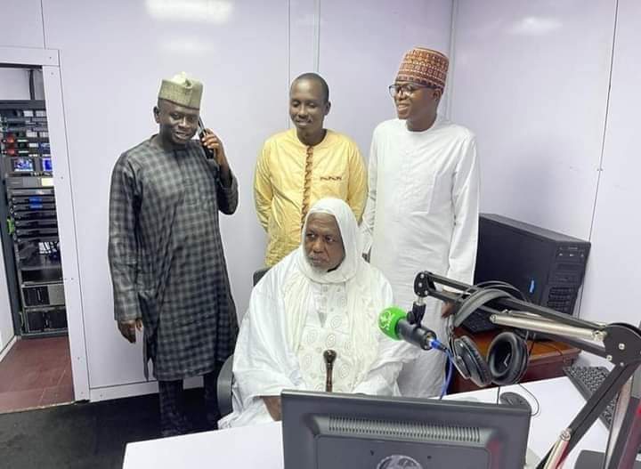 FulaniPeople's tweet photo. Installations Satellitaires de la nouvelle Chaîne SUNNA TV FULFULDÉ à Abuja🇳🇬.
La Chaîne Fulfuldé sera pilotée par le Cheikh Imam Dicko depuis Bamako.
La Chaine Fulfudé #SUNNATV #Fulani #Nigeria #Peulhs https://t.co/OS1s5YNZaK
