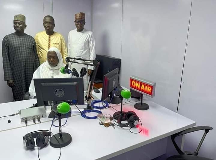 FulaniPeople's tweet photo. Installations Satellitaires de la nouvelle Chaîne SUNNA TV FULFULDÉ à Abuja🇳🇬.
La Chaîne Fulfuldé sera pilotée par le Cheikh Imam Dicko depuis Bamako.
La Chaine Fulfudé #SUNNATV #Fulani #Nigeria #Peulhs https://t.co/OS1s5YNZaK