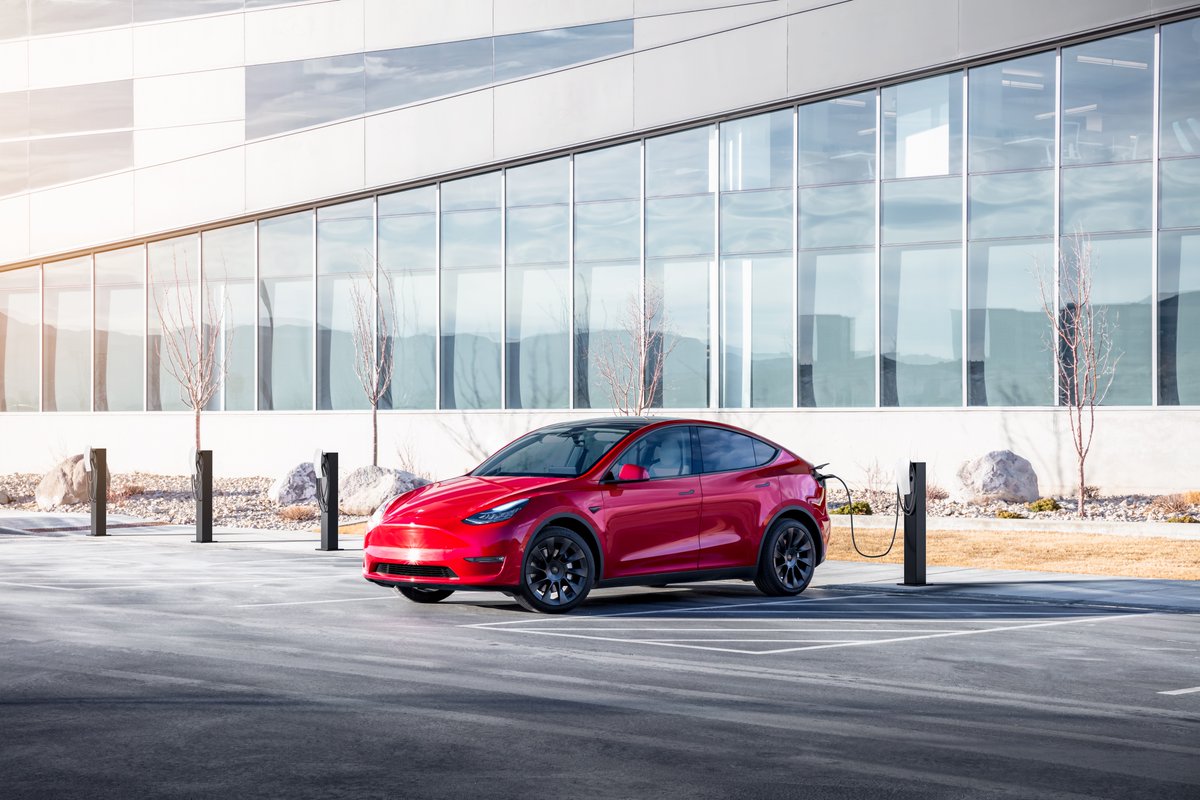SawyerMerritt's tweet photo. I went all-in on $TSLA stock 4 years ago today. Since then, @Tesla has:

• Delivered over 2.7M vehicles
• Generated $160B+ in revenue
• Hired ~60k people
• Built 3 new Giga factories
• Deployed~900 MW of solar

Tesla's success is still just beginning! @elonmusk @MartinViecha https://t.co/gVYzodRZ5s