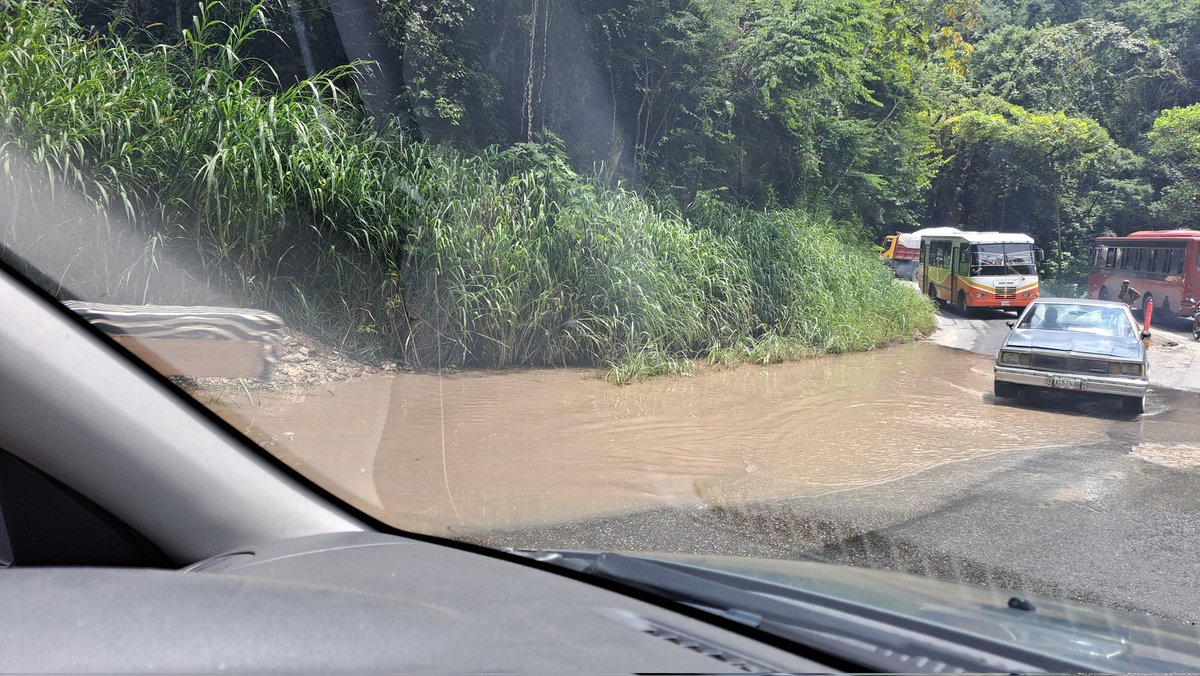 Ireteansa2010's tweet photo. 4to día.
Siguen las lluvias y siguen los problemas en la carretera Petare Santa Lucia. 
La curva de San Isidro con una laguna y el pavimento frente a Sabenpe tiene más de 45 días escarificado.

@FMCENTER
@traffiCARACAS__
@traficocaracas
@HectoRodriguez
@jvrangelavalos 
@imasucre https://t.co/q3ylNYI5co