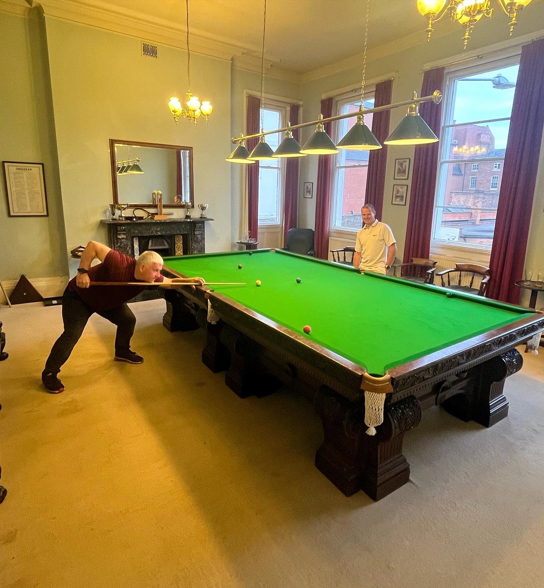 Some of @prestedtennisclub ‘s finest can be seen here looking to settle the club match draw with a game of snooker at the club to finish. 🎱🍻