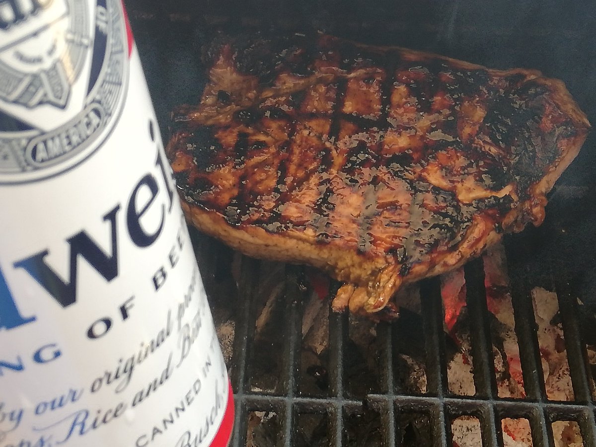 2 specialities 2 different beer even tho are lager but still bring different flava to the asado!! Sunday cookout beef ribs w. /cebollines and posta 🐽 honey garlic!!! 🔥🔥🔥🔥🔥🔥🔥🔥🍺🍺