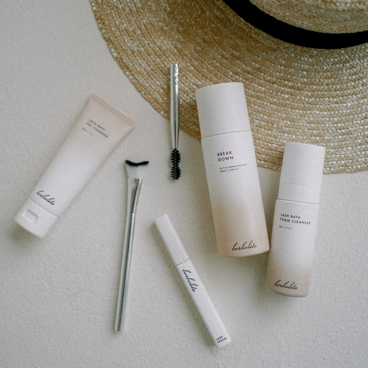 We may be OOO, but we never take a vacay from lash care 🌴😎