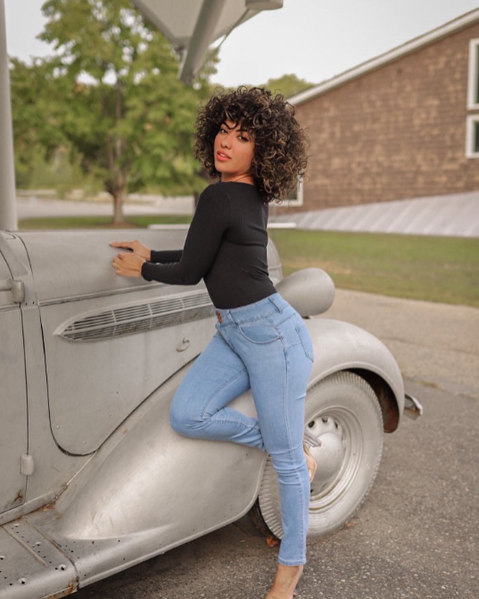 roswear's tweet photo. Wear confidence ❤️

#rosweargirl #roswearofficial #jeans #roswearjeans #hiplift #beautifuljeans #modeling #curlyhair #loveyourself #love #confidence https://t.co/6eIZrrL8tp