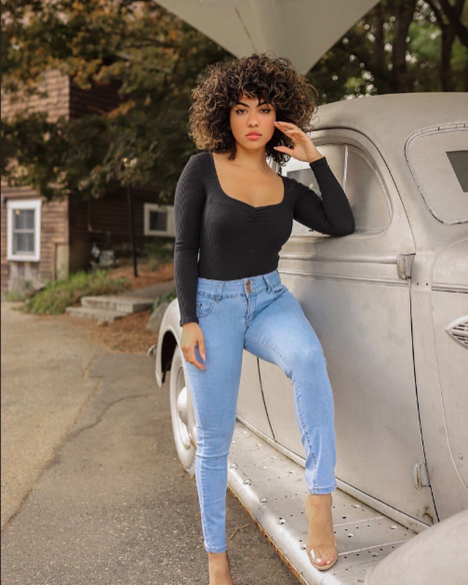 roswear's tweet photo. Wear confidence ❤️

#rosweargirl #roswearofficial #jeans #roswearjeans #hiplift #beautifuljeans #modeling #curlyhair #loveyourself #love #confidence https://t.co/6eIZrrL8tp