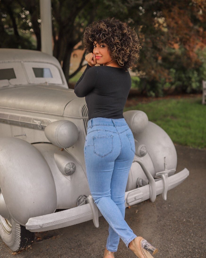 roswear's tweet photo. Wear confidence ❤️

#rosweargirl #roswearofficial #jeans #roswearjeans #hiplift #beautifuljeans #modeling #curlyhair #loveyourself #love #confidence https://t.co/6eIZrrL8tp