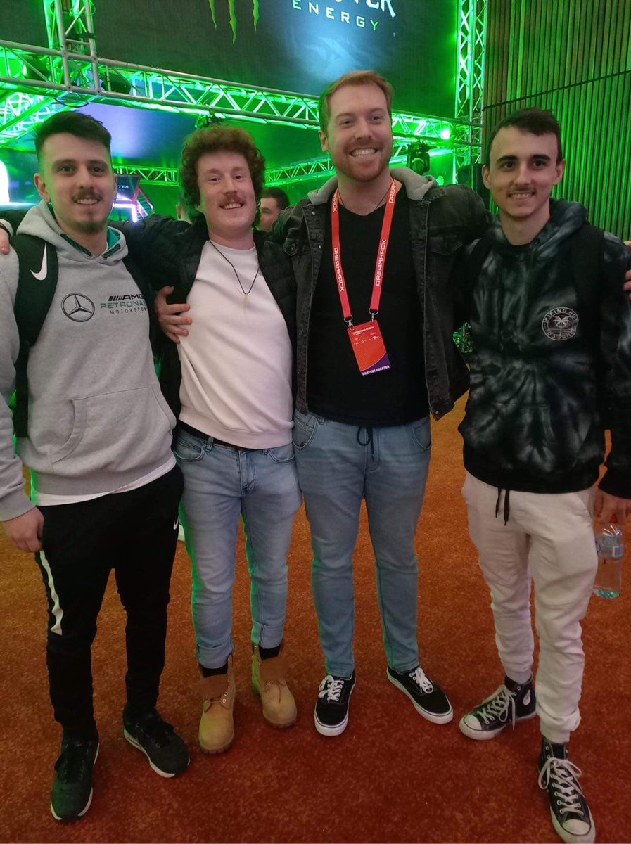 A handful of Massive cuties flew in from all corners of Aus to make it to the <a href="/LCO/">LCO</a> finals ! Can confirm all players can carry their games and more then 2 drinks at a time <3 #DreamHackMelbourne #Leagueoflegends #MES  #OCE