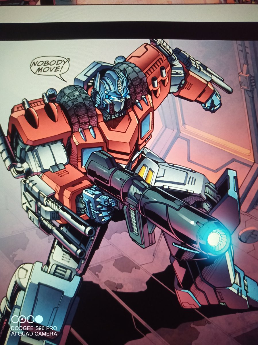 Kureigu8's tweet photo. Damn @skiing_penguin , I knew this is a good figure but I never realized how near absolute the design was to being spot on to comic Orion Pax. Bravo 👏👏👏 #Transformers #Masterpiece #MasterMindCreations #MMC #OptusPexus #IDW #OrianPax #toyphotography https://t.co/pae7lMZS1m