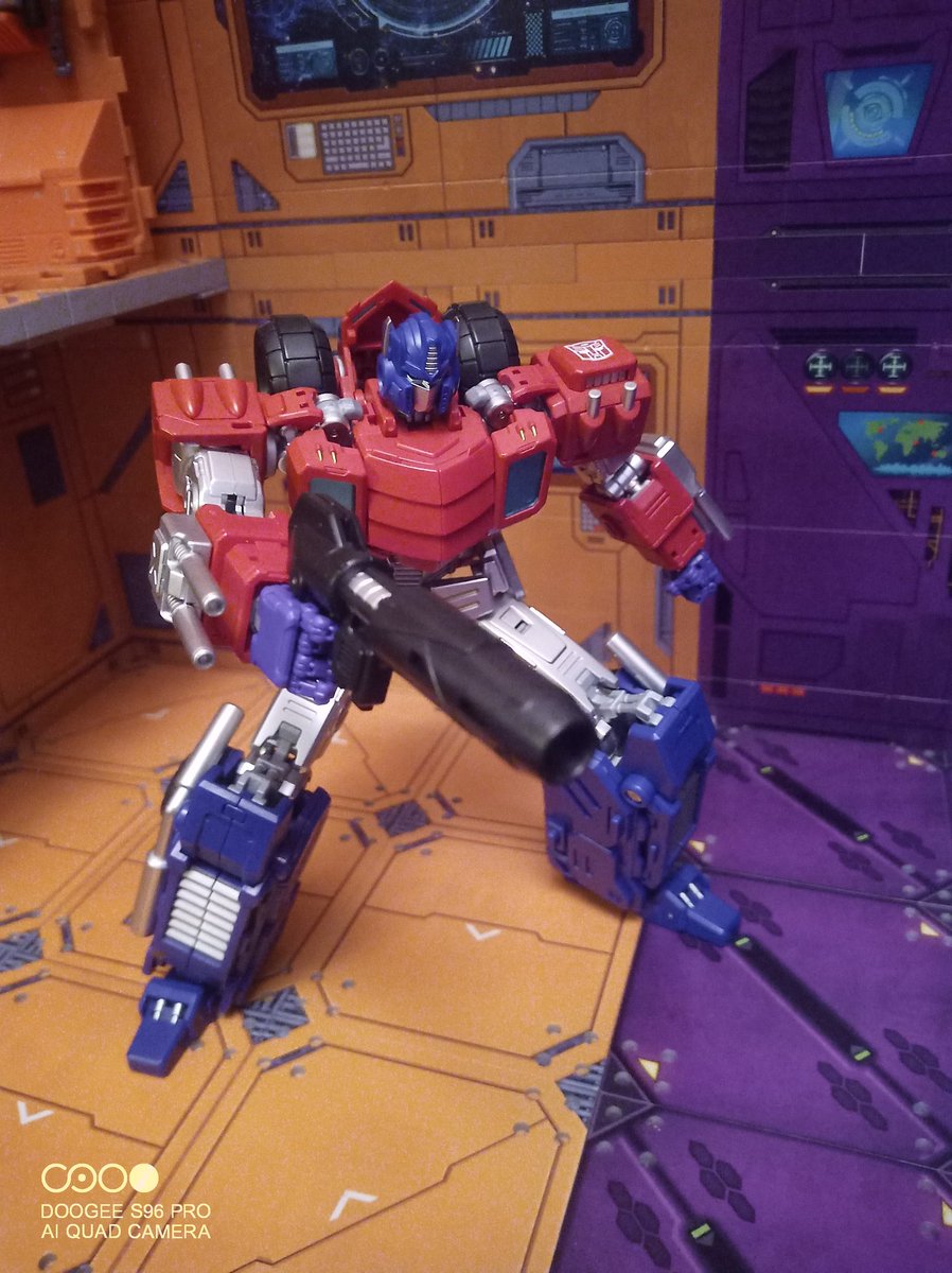 Kureigu8's tweet photo. Damn @skiing_penguin , I knew this is a good figure but I never realized how near absolute the design was to being spot on to comic Orion Pax. Bravo 👏👏👏 #Transformers #Masterpiece #MasterMindCreations #MMC #OptusPexus #IDW #OrianPax #toyphotography https://t.co/pae7lMZS1m
