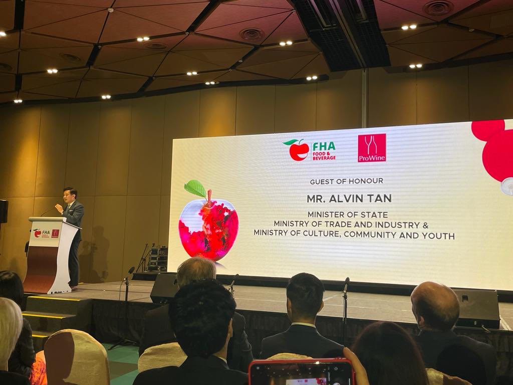 agarcialopezl's tweet photo. Asistí a la inauguración del @foodhotelasia, uno de las ferias mas grandes de Asia. Tuve la oportunidad de platicar con el Ministro de Comercio de 🇸🇬@alvinshtan, quien fue invitado de honor y relató la importancia del Acuerdo entre la @A_delPacifico y Singapur (#PASFTA) https://t.co/ae3SBVTi1y
