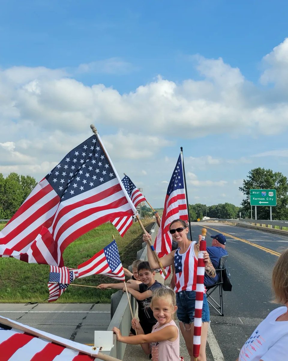 olu77's tweet photo. Always a great day to stand with Veterans and wave flags for freedom! @thepeoplemove #ShowMeFreedom β€οΈπΊπΈπ https://t.co/RQHEyOBQhi