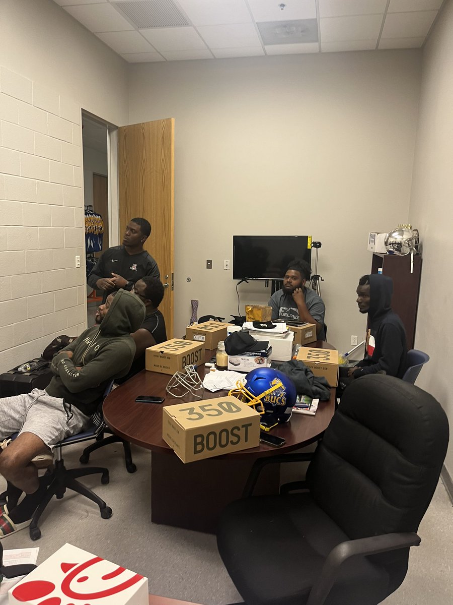 OG_NOE_504's tweet photo. Despite what took place Friday night, It’s just in me to look out for my guys who in the fox hole with me. #NewYeezys #LetzWork #BucTown💙💛 https://t.co/g3LfgyiIRs