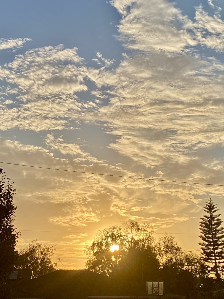 MoniCute72's tweet photo. Sun and clouds make the best pair for beautiful sunsets 🌤 https://t.co/jcswHWMZMK