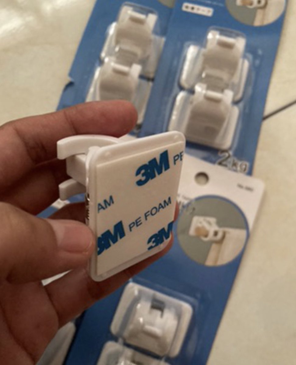 kakidekor's tweet photo. Tak payah nak drill2 dah dinding rumah lepas ni. Lagi yang dduk rumah sewa tu Pakai pelekat ni je gantung batang pole dekat dinding tu. 

Boleh dah pasang langsir korang tanpa perlu drill dinding. Ketahanan dia pun kuat nak tampung. https://t.co/PcLqrAGpoT