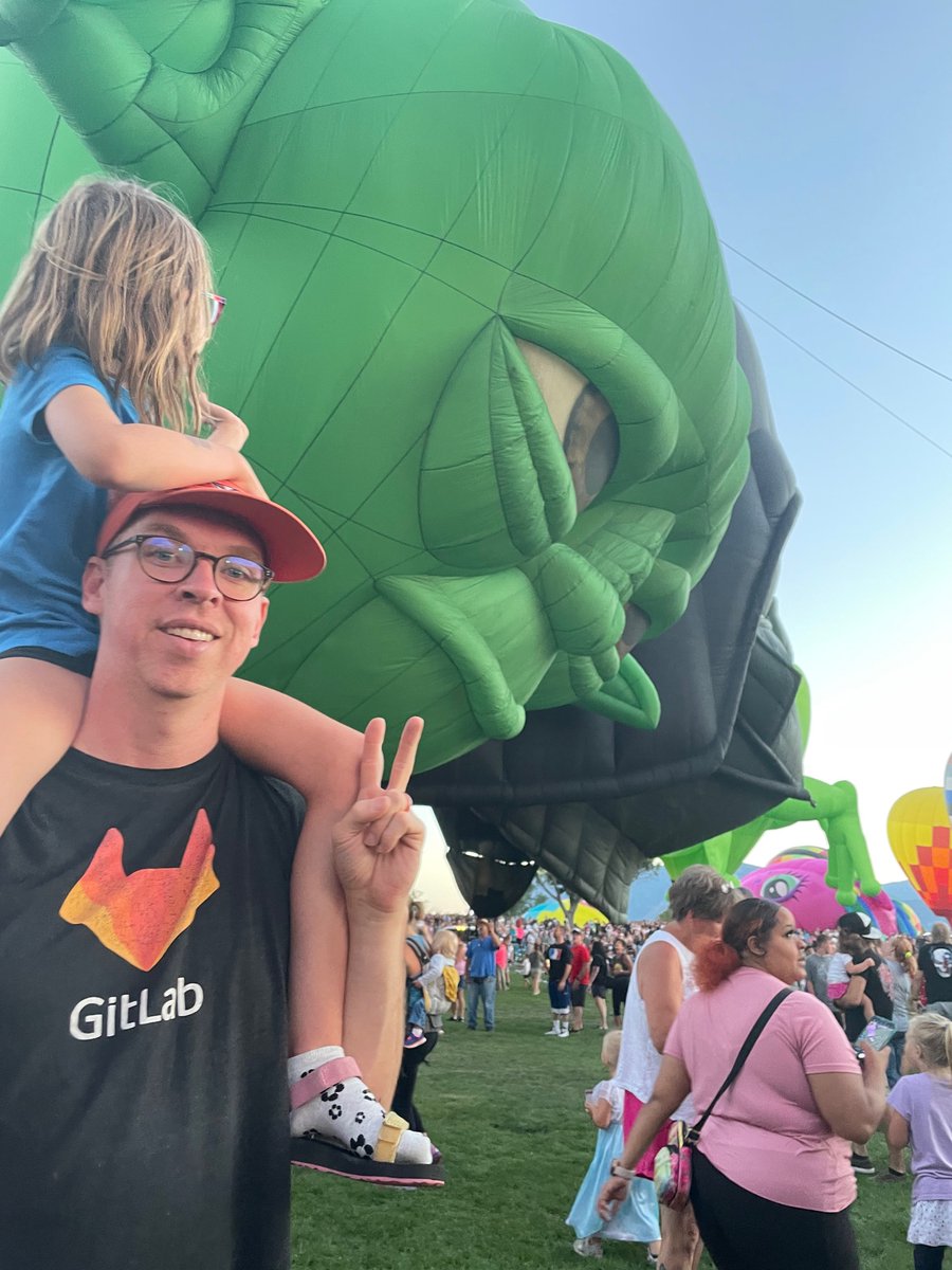 chaseadams's tweet photo. Got some more good shots of the balloons for the Labor Day Lift Off! #ldlo https://t.co/Yokdlx7yV5