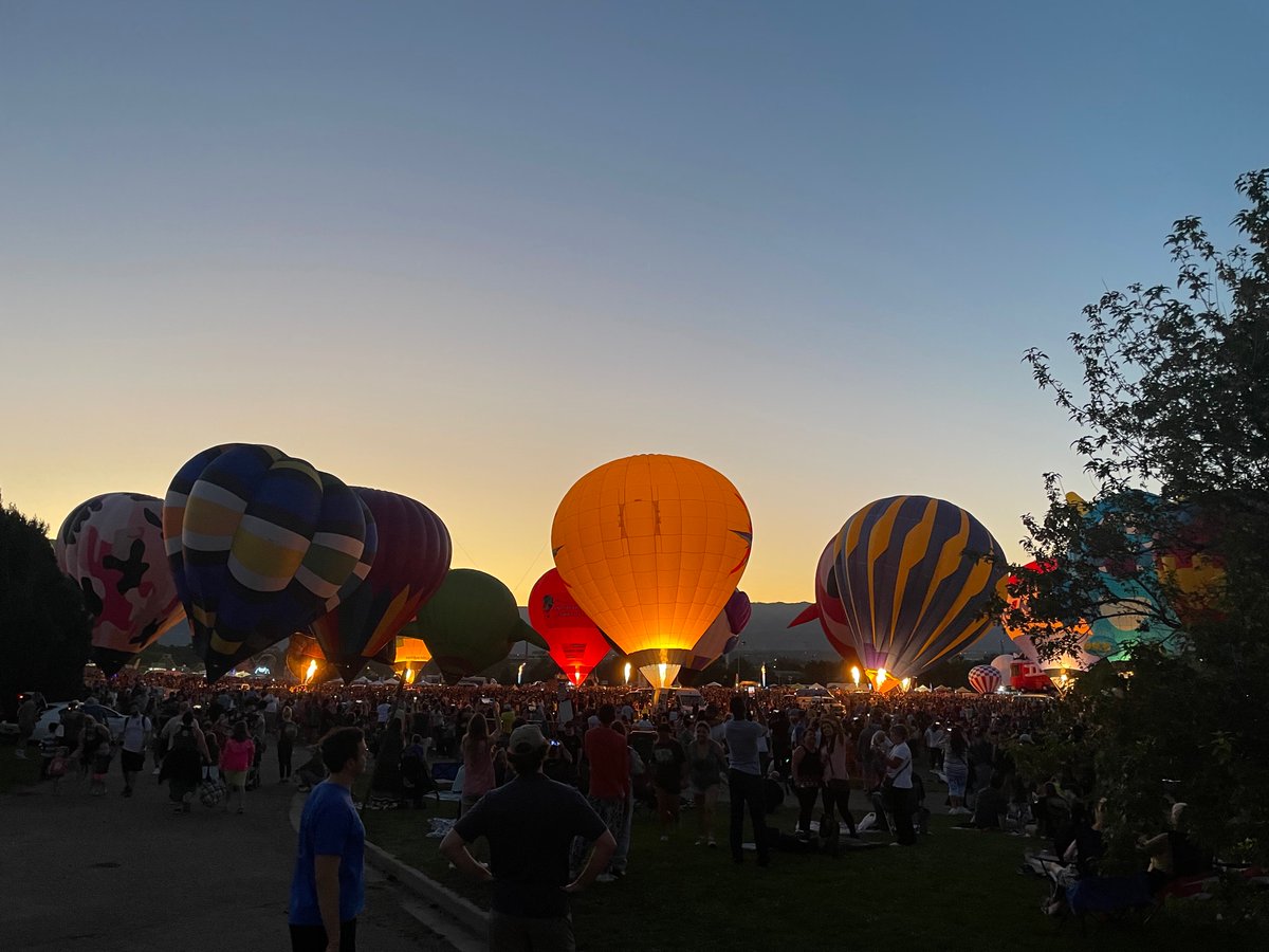 chaseadams's tweet photo. Got some more good shots of the balloons for the Labor Day Lift Off! #ldlo https://t.co/Yokdlx7yV5