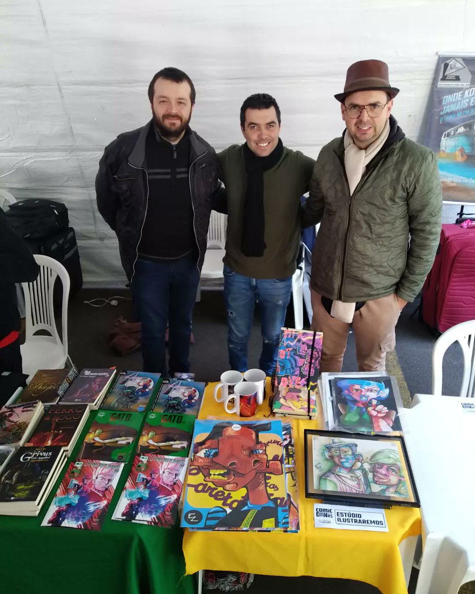 portalhqs's tweet photo. 👏🏻 Além de agradecer a parceria de mesa do @rodrigobscop_escritor e @eduzuchi🤩
#Entretenimento #PortalEntretenimento #evento #comicconrs #quadrinhos #hq #hqs https://t.co/h0XpBXtCeo
