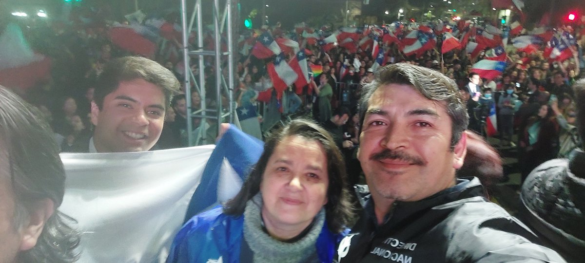 emiliopr's tweet photo. Celebrando por Chile.
Mañana a seguir trabajando por la unidad de este bello país que construimos todos.
#Rechazo
#GrandePdg 
#ElPartidoMasGrandeDeChile https://t.co/tvPBEW5Q9Q