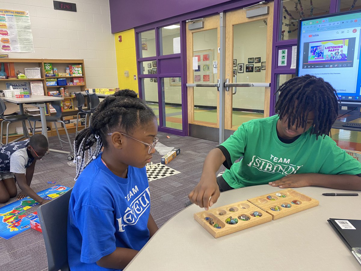LaKeitha_Brooks's tweet photo. Teaching #softskills though #boardgames and #puzzles The power of the library. #NotAClassAResource #hubofgrowth #schoollibraries https://t.co/2UiPcFYjW4