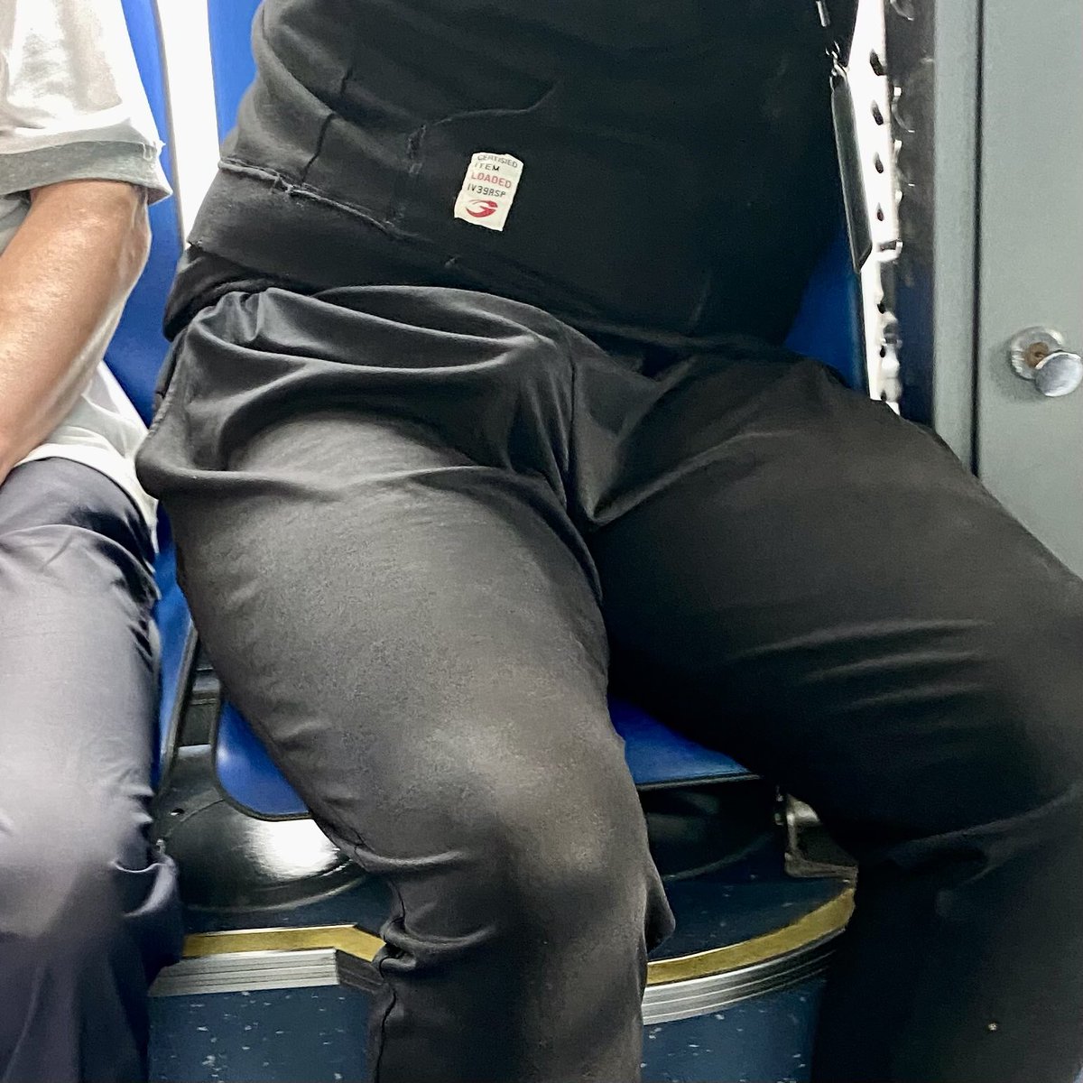 🐔🐔公交车上，不知道他手机看了些啥，竟然撑起来了！可惜长的🤷‍♂️ #偷拍直男 #勃起 #晨勃