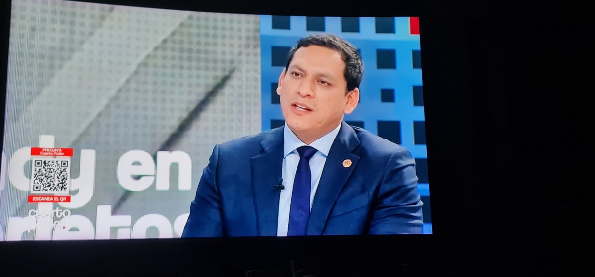 CarlosCarlinOf's tweet photo. Hoy debuto @LuisValdezF como chupamedias del enano angurriento defendiendo lo indefendible. @Cuarto_Poder @SolCn https://t.co/avGJ4QSP9B