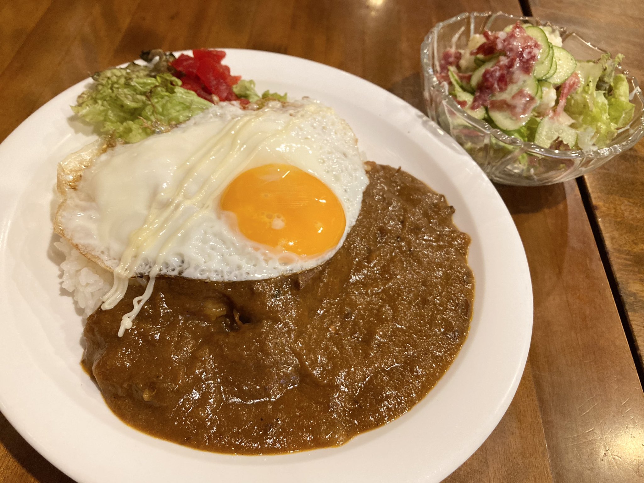 神保町ランチ難民 神保町ランチ 難民に告ぐ 喫茶プペ プペ特製カレー 900円 はシンプルイズベストで王道なカレーライスが楽しめるよ 創業から半世紀以上続く味だよ 目玉焼きを軽く崩してカレーと絡めて食べたいよ サラダが嬉しいし ランチタイムは