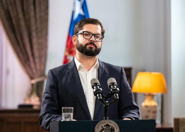 LANACION's tweet photo. Plebiscito por la Constitución en Chile: un aplastante triunfo del “rechazo” pone contra las cuerdas al gobierno de Gabriel Boric https://t.co/t5wJyAhdFL https://t.co/CAL1tinOyc