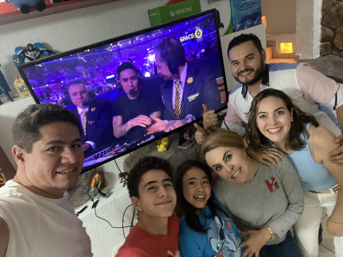 josemunozmares's tweet photo. @canalspace #CombateSPACE  @canalspace @pacogonzaleztv la familia coleguitas disfrutando el combate con los mejores comentaristas de box! Saludos desde león gto! https://t.co/NXFEHORLko
