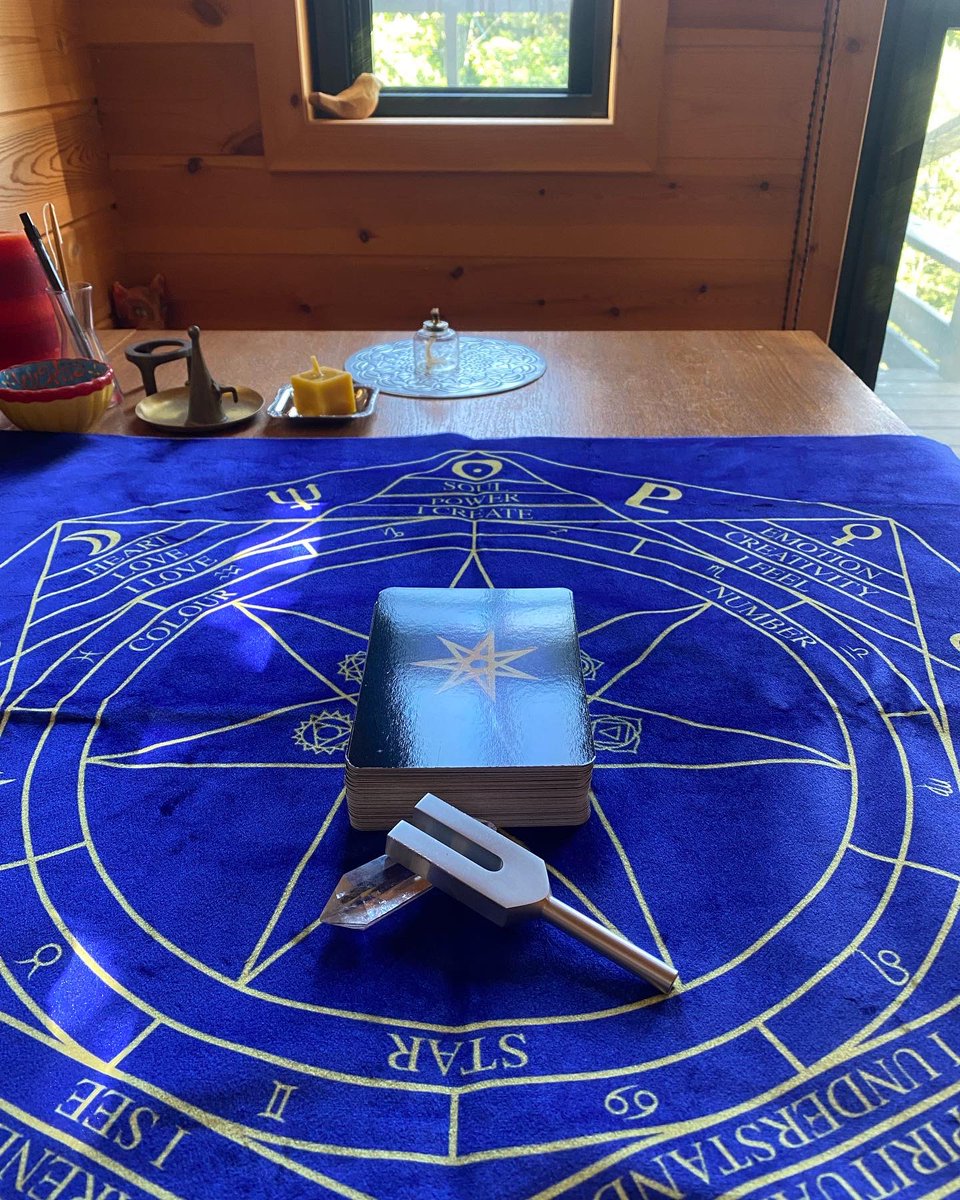 SouljourneyG's tweet photo. 小惑星とは神聖幾何学のカードが到着しました。鮮やかな色が印象的です。
#thegaiahouse
#septagram
#lifeisbeautiful
#souljourney https://t.co/1BNMYT6lFw