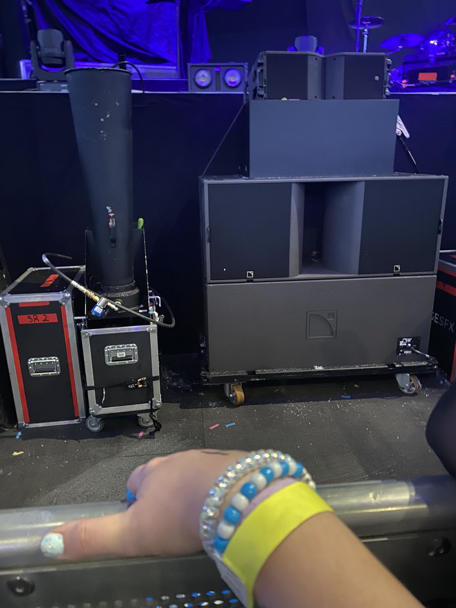 ellie ⊬🦩 tweet media
