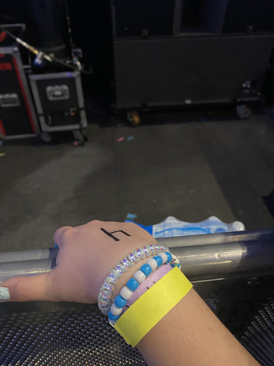 ellie ⊬🦩 tweet media