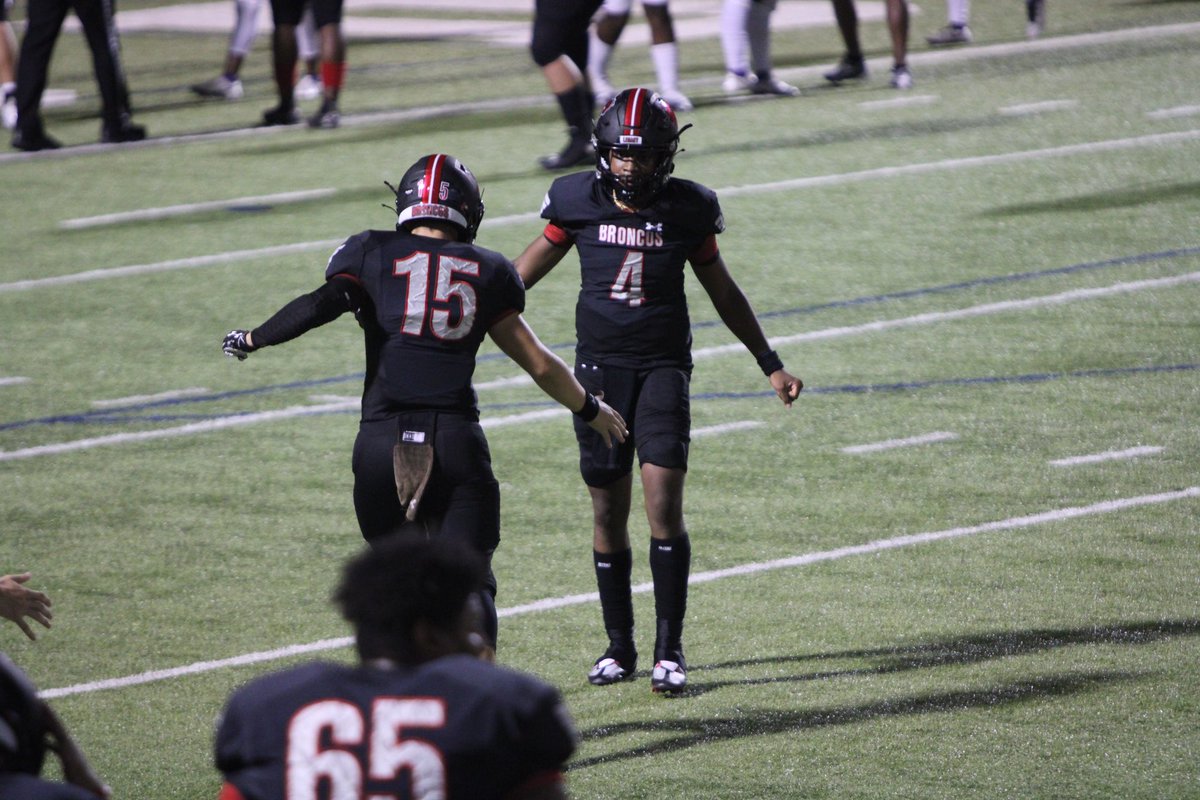 CoachJTII's tweet photo. My QBs/ RBs show up everyday &amp; go to work! We set a goal to create a positive culture in our room centered around our Core Values of Discipline, Accountability, Selflessness, Hard Work. Proud of these guys their hard work and being completely bought in! 
#DASH #BeThe1 https://t.co/8fe2BkidNx