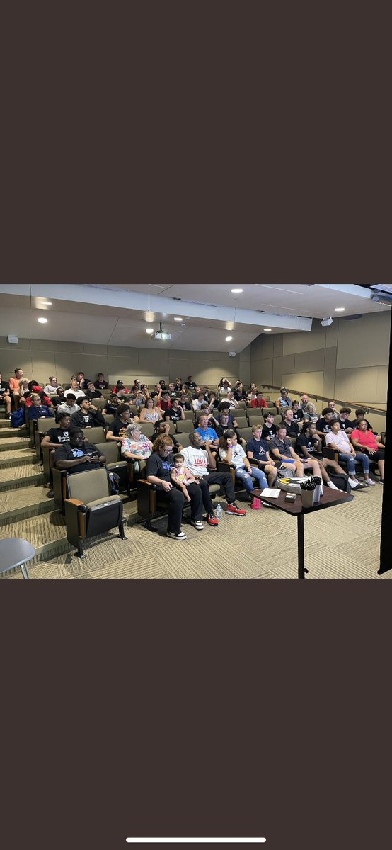 takeoverwayne22's tweet photo. Manchester Camp was a great experience along with the campus! I want to thank @CoachErvin_ &amp; @CoachNateConley for believing in me and giving me great feedback ! Did real well today❤️ https://t.co/coJxTBkLzW