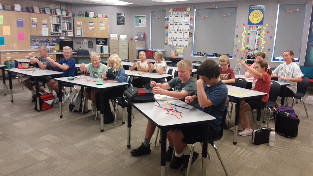 KristyGlade's tweet photo. The pipe cleaner challenge was full of critical thinking, teamwork, and fun @NSMSWolves! How high could you build your tower? #FlexTimeFun #STEM #NSMSrocks #seviersdstrong https://t.co/hbQnSKLdNB