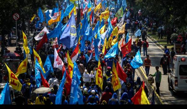 KompasTV's tweet photo. Demo Tolak Kenaikan BBM, Mahasiswa dan Buruh Bakal Serbu Istana Negara hingga Gedung DPR RI https://t.co/yHdMeyTv26 https://t.co/E4yYKy83oT