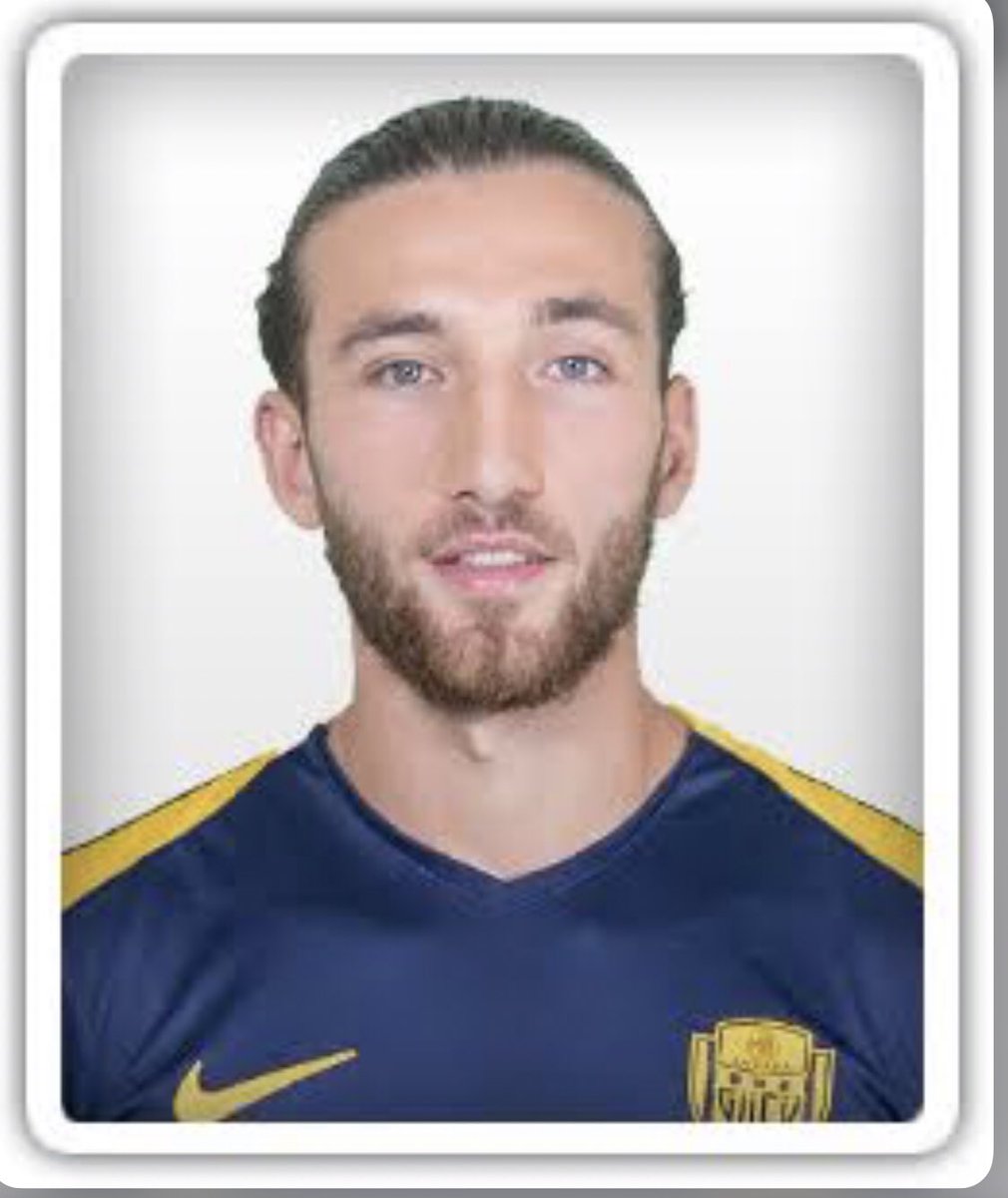 Kimse neden bu adamı konuşmuyor ? Atakan denen bu adam Muleka’ya arkadan gelip attığı omuz ve Weghorst’a durup dururken vuran ortamı geren bu adam,taraftarın ve sahadaki oyunun gerilmesindeki baş sebeplerinden biridir !